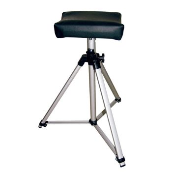 Taburete de tres patas con asiento acolchado rectangular y columna metálica ajustable, ideal para uso en peluquería y de diseño sólido que transmite confianza.