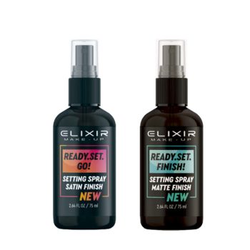 Dos frascos vaporizadores Elixir Make-Up sobre fondo blanco, el izquierdo con etiqueta colorida "READY.SET.GO!" (Setting Spray Satin Finish) y el derecho con etiqueta turquesa "READY.SET.FINISH!" (Setting Spray Matte Finish), ambos de 75 ml y diseño dirigido a un acabado profesional con la palabra NEW y un guiño promocional gratis.