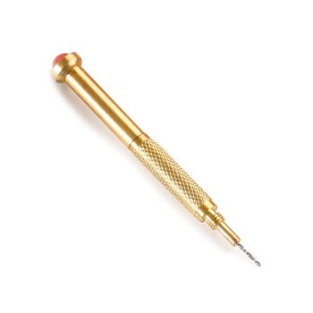 Pin vise manual dorado con mango estriado, cabeza con botón rojo y pequeña broca helicoidal insertada, herramienta de aspecto profesional.