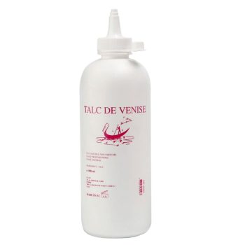 Botella alta blanca de plástico con pico dosificador y serigrafía rosa que muestra una góndola y texto indicando que contiene talco, diseñada para uso profesional.
