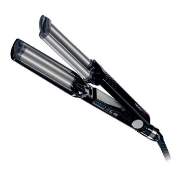 Plancha rizadora triple negra y plateada con tres cilindros metálicos, controles integrados en el mango y cable giratorio, de apariencia profesional que sugiere uso por distribuidor.