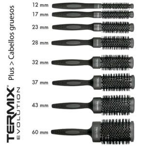 Juego de ocho cepillos redondos Termix dispuestos en fila por grosores para peinar cabellos gruesos, con mangos ergonómicos antideslizantes y barriles ventilados de aspecto profesional y alta calidad.