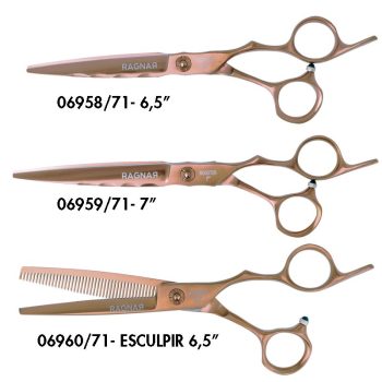 Juego de tres tijeras profesionales color cobre rosado para peluquería, dos de corte liso en distintas longitudes y una entresacadora con dientes, mangos ergonómicos, tope para el dedo y tornillo ajustable.