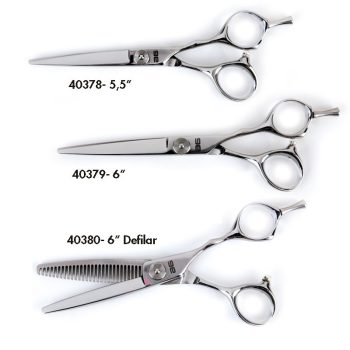Varias tijeras de acero pulido para peluquería dispuestas sobre fondo blanco, incluyendo una tijera entresacadora con dientes y dos tijeras de corte con mangos ergonómicos y acabado brillante, diseñadas para uso profesional.