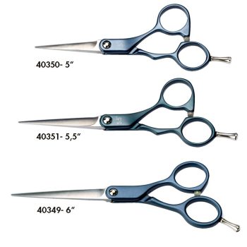 Tres tijeras de peluquería en acabado azul verdoso con hojas de acero pulido y mangos ergonómicos, alineadas sobre fondo blanco en tres tamaños diferentes y presentadas para uso profesional de alta calidad.
