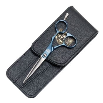 Tijeras de acero para 'peluquería' con mangos azul metalizado colocadas sobre un estuche de cuero negro texturizado.