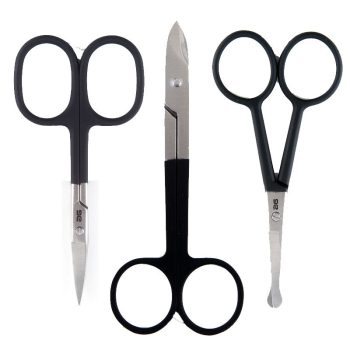 Tres tijeras pequeñas con mangos negros y hojas metálicas alineadas sobre fondo blanco, de diseño compacto y preciso para uso profesional y corte efectivo en trabajos de detalle.