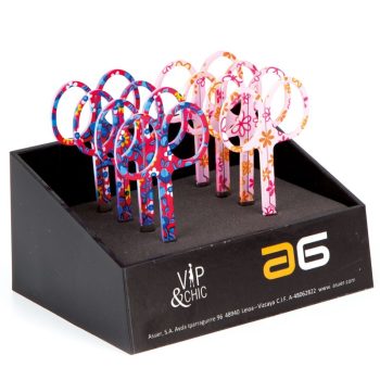 Tijeras pequeñas con diseños florales en tonos rosa y azul dispuestas en un soporte negro sobre fondo blanco, descritas para uso por profesionales.