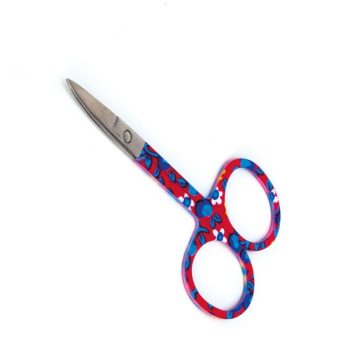 Tijeras pequeñas de acero inoxidable con mango decorado en tonos rojos y azules con motivos florales sobre fondo blanco, ideales para cortes precisos con acabado profesional y disponibles al mejor precio.