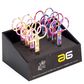 Estuche negro con espuma que sostiene múltiples tijeras de punta redonda en diseños florales y colores rosa, amarillo y azul, presentación ordenada que transmite 'alta calidad'.