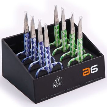 Pinzas de precisión con puntas metálicas cubiertas por capuchones transparentes y mangos con patrón de rombos en tonos azules y verdes, colocadas en hileras dentro de una caja negra, pensadas para profesionales.