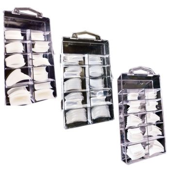 Tres cajas transparentes con asas y compartimentos que contienen puntas de uñas blancas organizadas por tallas, mostrando un set de accesorios de manicura de alta calidad.