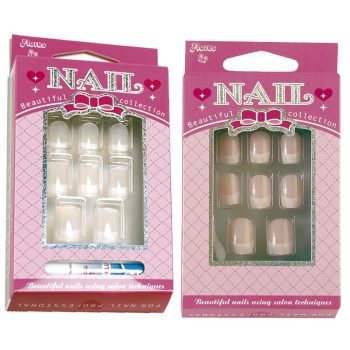 Dos paquetes rosas de uñas postizas en ventanas transparentes que muestran tamaños variados y un aplicador, con detalles de lazo y corazones y uñas en tonos blanco y nude, presentadas como set de uñas artificiales de alta calidad.