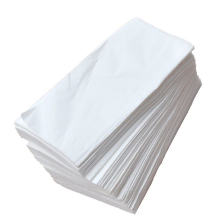 Pila de servilletas de papel blancas dobladas en rectángulos y apiladas sobre un fondo blanco, presentación limpia y apta para uso profesional.