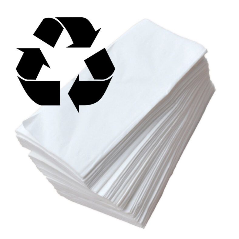 Pila de servilletas de papel blancas dobladas con un gran símbolo de reciclaje negro superpuesto, aspecto profesional que sugiere producto reciclable, higiénico y seguro.