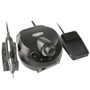 Torno eléctrico de manicura negro con unidad de control y perilla de velocidad, pieza de mano metálica en soporte y pedal de pie, diseñado para uso profesional de alta calidad.