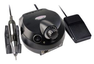 Micromotor eléctrico para manicura con pieza de mano cromada, pedal y control de velocidad en carcasa negra, diseñado para uso profesional y alta calidad.