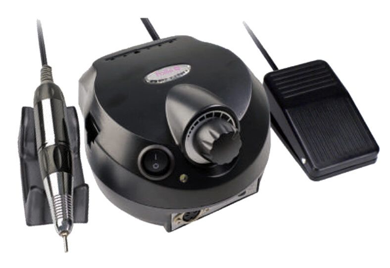 Micromotor eléctrico para manicura con pieza de mano cromada, pedal y control de velocidad en carcasa negra, diseñado para uso profesional y alta calidad.
