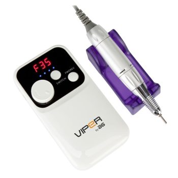 Unidad de control blanca con carcasa brillante y pantalla digital, mando giratorio y botones negros junto a un micromotor de manicura plateado apoyado en un soporte morado translúcido, diseñado para trabajo profesional de uñas de alta calidad.