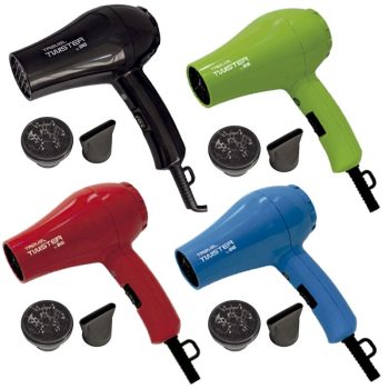 Cuatro secadores de mano en negro, verde, rojo y azul, cada uno acompañado de un difusor y una boquilla concentradora, pensados para uso en salón de belleza con un toque auténtico.