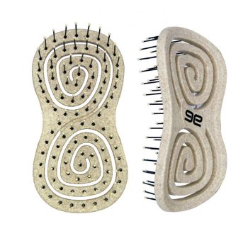 Par de plantillas masajeadoras beige con patrón en espiral y numerosos postes con puntas redondeadas, mostradas en vista superior y lateral para ilustrar su función de estimulación de la planta del pie, con acabado de aspecto profesional.