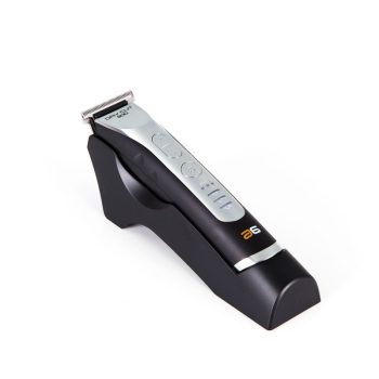 Recortadora eléctrica inalámbrica negra y plateada colocada en su base de carga, con diseño ergonómico, botones frontales y indicadores LED, alta calidad.