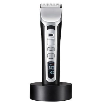 Cortapelos eléctrico negro y plateado sobre base de carga, con cuchilla metálica, pantalla digital con indicadores y botones frontales, diseño ergonómico y acabado profesional.