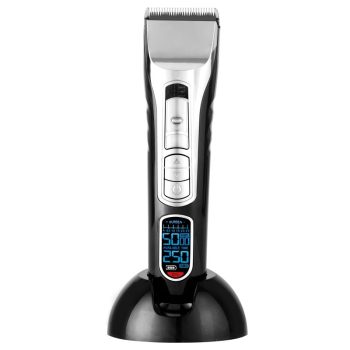 Cortapelos eléctrico negro y plateado con cuchilla metálica, botones frontales y pantalla LED azul sobre base de carga, diseñado para peluquería.