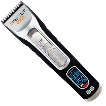 Maquinilla de cortar cabello eléctrica de color negro y plateado con cuchillas metálicas, varios botones de control y pantalla digital retroiluminada en el mango, diseño ergonómico para uso profesional.