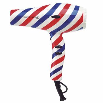 Secador de pelo con diseño de barras diagonales rojo, blanco y azul estilo barbería, mango ergonómico con botones y cable visible, descripción accesible pensada para peluquería.