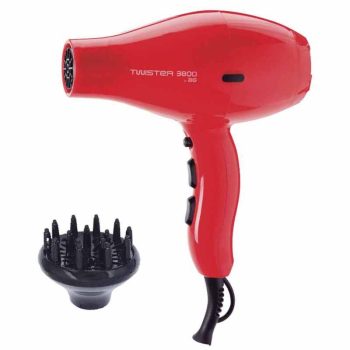 Secador de pelo rojo con mango ergonómico y botones laterales acompañado de difusor negro con púas, ideal para uso en peluquería y útil para dar volumen.