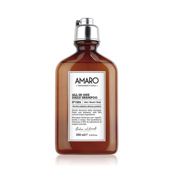 Botella ámbar de 250 ml con dosificador plateado y etiqueta blanca de la marca AMARO que indica "All in One Daily Shampoo" para cabello, barba y cuerpo — peluquería.