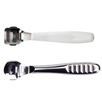 Dos herramientas para pedicura tipo cortacallos con cabezal metálico y hojas intercambiables, una con mango blanco de plástico y otra de acero inoxidable pulido sobre fondo blanco, diseño ergonómico profesional y acabado verificado.