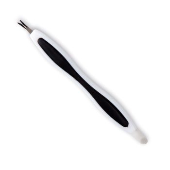 Herramienta pequeña para manicura con mango blanco y negro y punta metálica en forma de horquilla, diseñada para uso profesional y manipulación segura.
