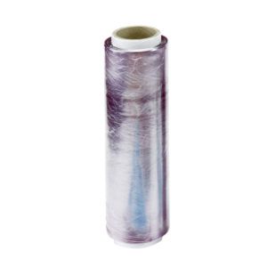 Rollo cilíndrico de film plástico transparente con núcleo de cartón visible y brillo reflectante con tonalidades violetas, ideal para envolver alimentos y utensilios de cocina de alta calidad.