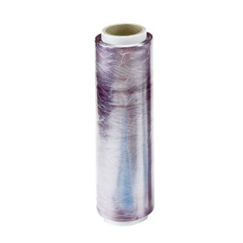Rollo cilíndrico de film plástico transparente con núcleo de cartón visible y brillo reflectante con tonalidades violetas, ideal para envolver alimentos y utensilios de cocina de alta calidad.