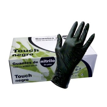 Guante negro de nitrilo desechable colocado sobre una caja etiquetada como guantes de nitrilo sin polvo, mostrando la textura ceñida del material y la presentación en empaque, alta calidad.