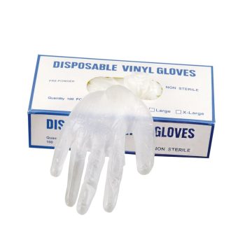 Caja blanca con borde azul de guantes desechables de vinilo y un guante transparente colocado sobre la abertura de la caja con texto azul visible en la tapa, 'peluquería'.