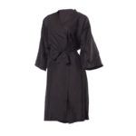 Bata kimono exclusiva negra con cinturón y estilo minimalista