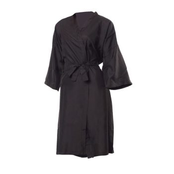 Bata negra tipo kimono con manga tres cuartos y cinturón a la cintura, de corte sencillo y aspecto profesional.