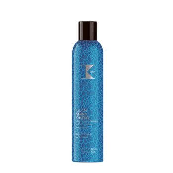 Envase aerosol alto y delgado de color azul con patrón tipo piel de reptil, tapa negra y texto plateado que indica un producto cosmético para brillo, alta calidad.