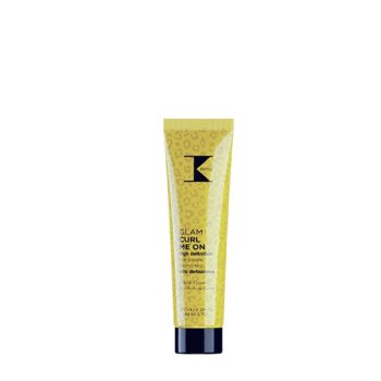 Tubo amarillo con patrón de leopardo y tapa negra que contiene un producto para rizos de alta calidad, presentado con composición centrada sobre fondo blanco.