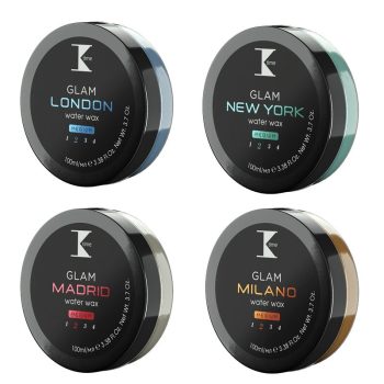 Cuatro latas redondas de cera capilar en agua dispuestas en cuadrícula (LONDON, NEW YORK, MADRID, MILANO) con tapas negras y bordes azul, verde, rosa y naranja que indican fijación media y 100 ml, presentadas como producto de peluquería de alta calidad.