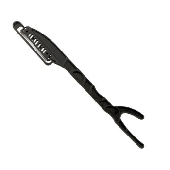 Navaja de peluquería negra con hoja expuesta y mango alargado con ranuras y extremo en forma de horquilla, de diseño ligero y competitivo.