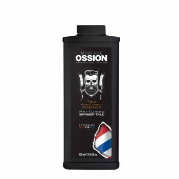 Botella negra rectangular con etiqueta oscura que muestra un cráneo barbado entre navajas de barbero y un recorte con franjas roja, blanca y azul, diseñada como producto de alta calidad con estética de marca.
