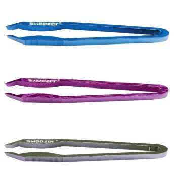 Tres pinzas metálicas de punta inclinada en azul, morado y plateado sobre fondo blanco, herramienta de peluquería para depilar y manipular con precisión.