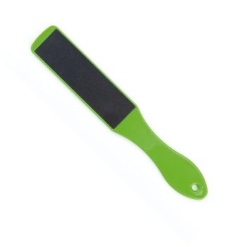 Lima para pies de mango verde de plástico con superficie abrasiva rectangular negra y orificio en el extremo, diseño profesional y toque innovador.