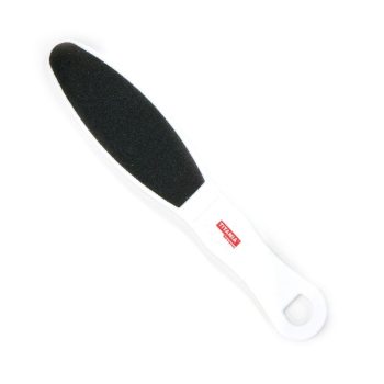 Lima para pies blanca con mango ergonómico, superficie abrasiva negra ovalada, orificio para colgar y etiqueta roja visible, ideal para eliminar callos y piel endurecida y certificada como 'alta calidad'.