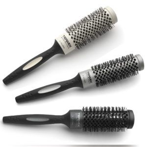 Cepillo térmico para jornadas largas 4 Tres cepillos redondos térmicos de varios diámetros con mangos ergonómicos negros y barriles metálicos perforados, ideales para uso profesional.