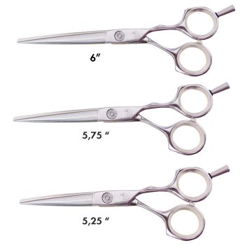 Tres tijeras de corte plateadas de distintos tamaños alineadas verticalmente sobre fondo blanco, con mangos ergonómicos y tope para el dedo, ideales para 'peluquería'.